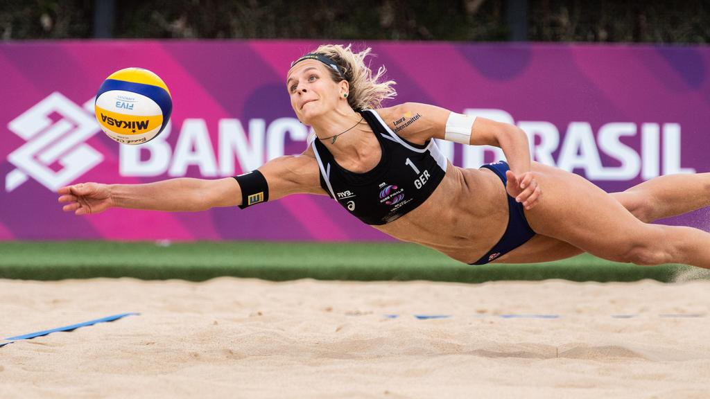 Laura Ludwig hechtet beim Beachvolleyball nach einem Ball