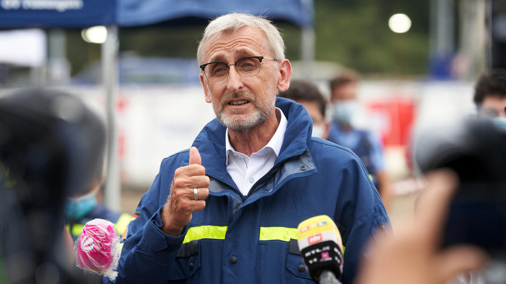 19.07.2021, Rheinland-Pfalz, Bad Neuenahr: Der Präsident des Bundesamts für Bevölkerungsschutz und Katastrophenhilfe (BBK), Armin Schuster gibt bei einem Besuch bei den Helfern des Technischen Hilfswerks, die dort nach dem Hochwasser eine Trinkwasser