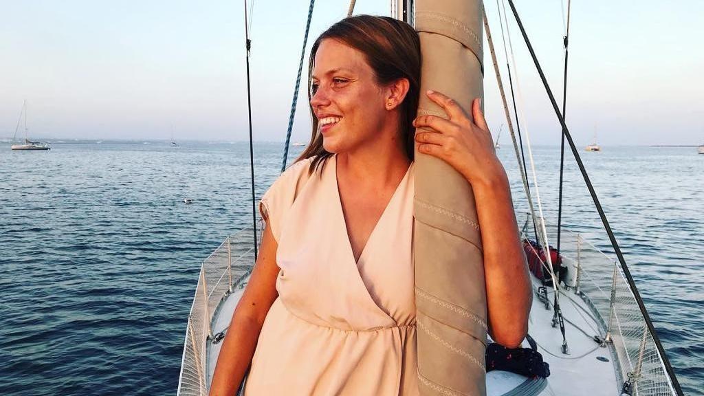Jonna Kilian-Vostell auf ihrem Segelbott - der Tangaroa