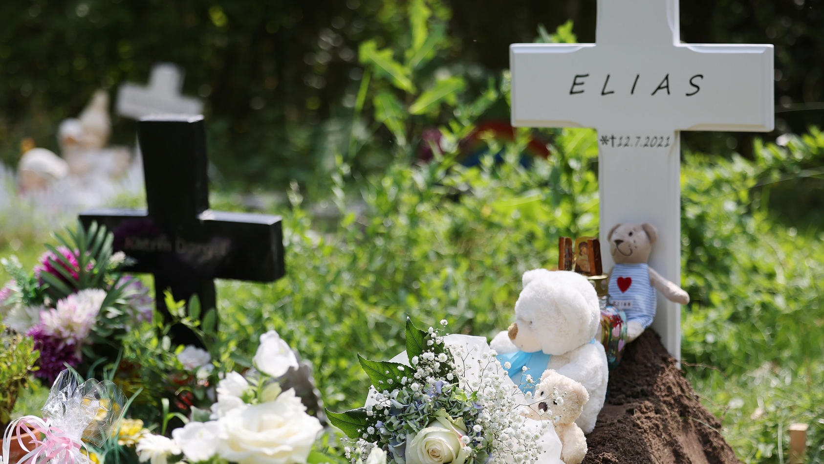 22.07.2021, Nordrhein-Westfalen, Köln: Ein Kreuz mit dem Namen Elias steht an einem Grab auf dem Nordfriedhof. Das Baby, das in der vergangenen Woche tot vor einer Babyklappe in Köln abgelegt wurde, ist beerdigt worden. Der tote Junge war in der verg