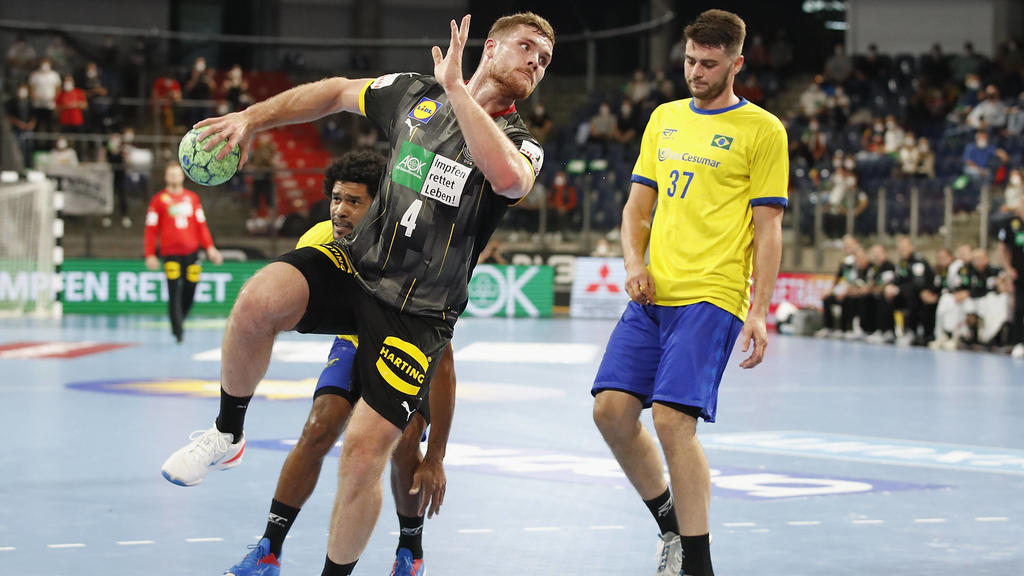Deutschland , Nuernberg, ARENA Nuernberger Versicherung , 09.07.2021, emspor, emonline, despor, deonline, Deutschland vs. Brasilien, DHB, Drei-Nationen-Turnier 2021 Bild: v. l. Clber Andrade Brasilianische-Nationalmannschaft, Johannes Golla Deutsche-