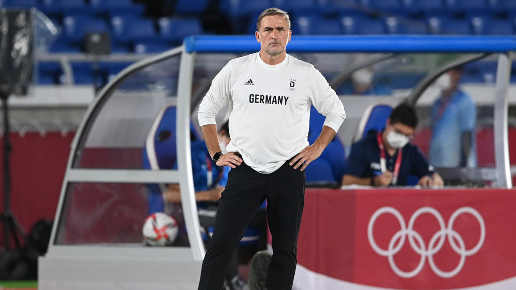 22.07.2021, Japan, Yokohama: Fußball: Olympia, Vorrunde, Gruppe D, 1. Spieltag, Brasilien - Deutschland im International Stadium Yokohama. Stefan Kuntz, Trainer der deutschen Mannschaft, steht am Spielfeldrand. Foto: Swen Pförtner/dpa +++ dpa-Bildfun