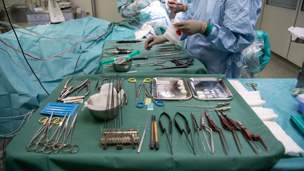 ARCHIV - 20.01.2020, ---: Operationsbesteck liegt während einer Operation in einer Klinik auf einem Tisch. (Zu dpa «Kliniken holen Operationen nach») Foto: Marijan Murat/dpa +++ dpa-Bildfunk +++
