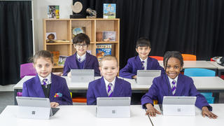 Kinder in Schuluniform im Klassenraum in England