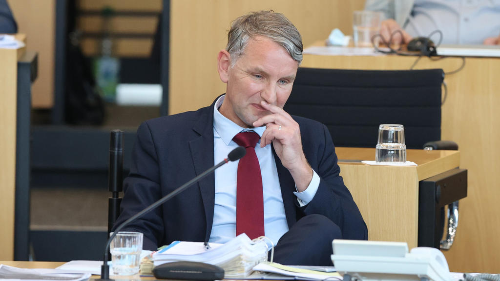 23.07.2021, Thüringen, Erfurt: Björn Höcke, Fraktionsvorsitzender der AfD im Thüringer Landtag, sitzt während der Abstimmung auf seinem Platz im Plenarsaal. Auf Antrag der AfD Fraktion muss sich Thüringens Linke-Ministerpräsident Bodo Ramelow am 23.0