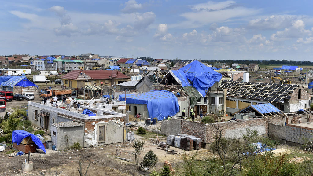 04.07.2021, Tschechien, Hrušky: Die Dächer der durch den Tornado zerstörten Häuser in der Region Breclav sind mit Planen abgedeckt. Die Aufräumarbeiten nach dem zerstörerischen Tornado im Südosten Tschechiens werden fortgesetzt. Foto: Šálek Václav/CT