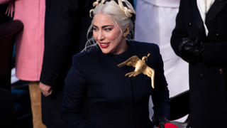 Schiaparelli verkauft Lady Gagas Friedenstaube-Brosche für karitativen Zweck