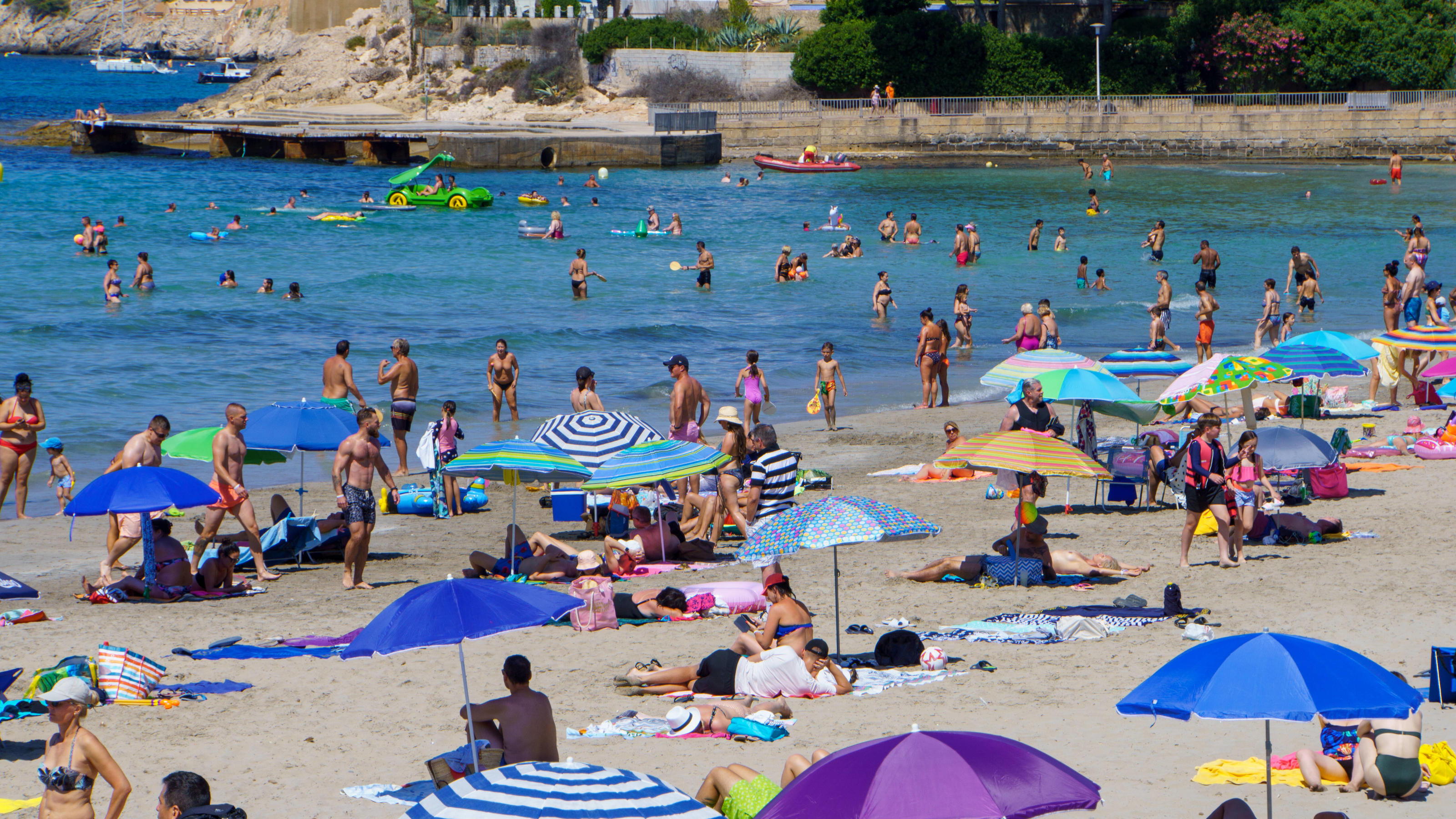 Strand von Paquera auf Mallorca, Spanien, im zweiten Jahr der Corona-Pandemie Hochsaison Sommer 2021 -Strand von Paquera auf Mallorca, Spanien, im zweiten Jahr der Corona-Pandemie Hochsaison Sommer 2021 -, Mallorca Balearische Inseln Spanien Santanyi