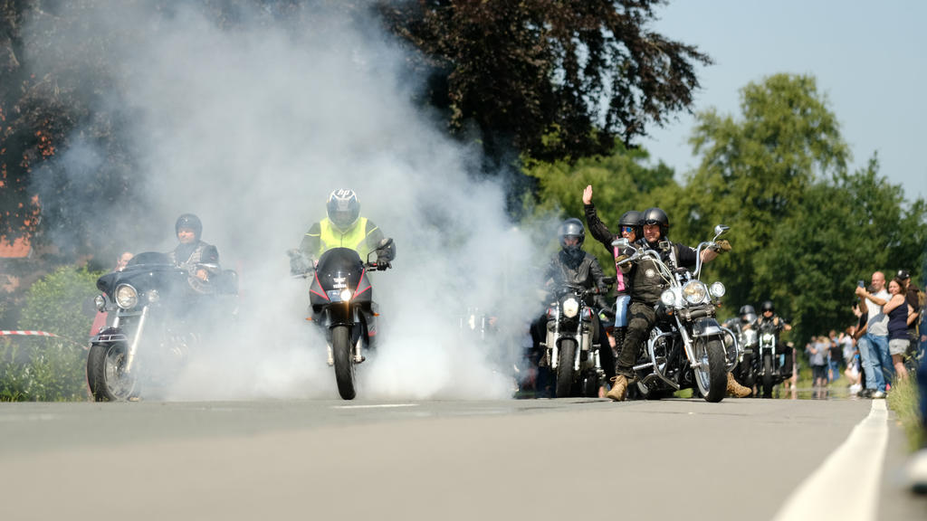 24.07.2021, Niedersachsen, Rhauderfehn: Motorradfahrer fahren am Haus des krebskranken Kilian vorbei. Tausende Biker sind den Aufrufen gefolgt, um dem Jungen noch einmal eine Freude zu bereiten. Mehrere Tausend Motorradfahrer und -fahrerinnen haben s
