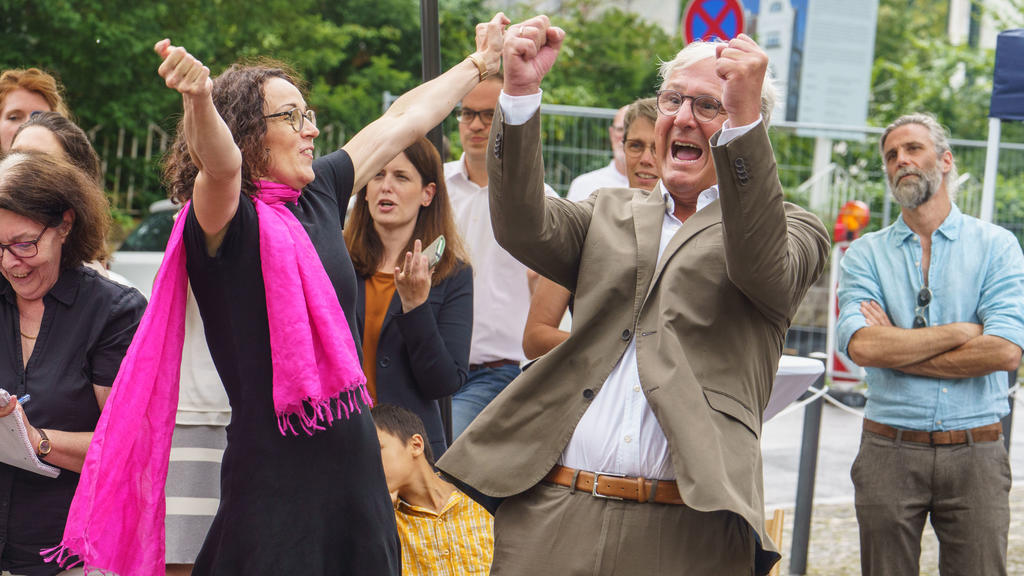 24.07.2021, Hessen, Darmstadt: Die hessische Wissenschafts- und Kunstministerin Angela Dorn (Bündnis 90/Die Grünen ) und der Darmstädter Oberbürgermeister Jochen Partsch (Grüne) bejubeln am Nachmittag die Entscheidung der Unesco. Diese hat die Künstl