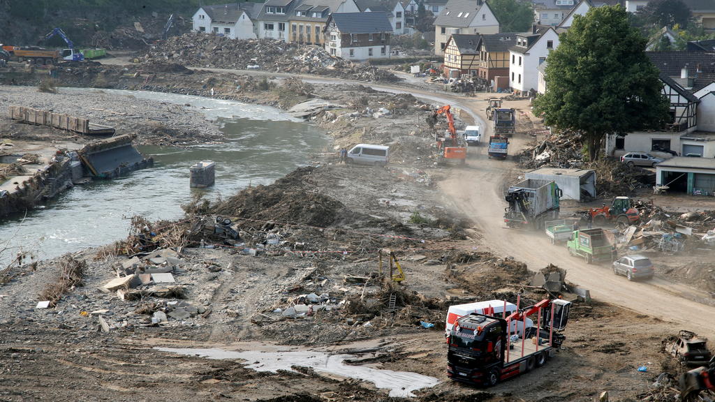 Im Ahrtal wurde viel durch das Hochwasser zerstört. Nun helfen Tausende Freiwillige den Einwohnern.