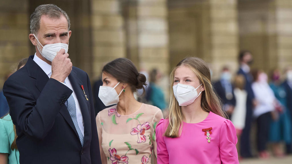 König Felipe, Königin Letizia und Prinzessin Leonor halten sich an die AHA-Regeln.