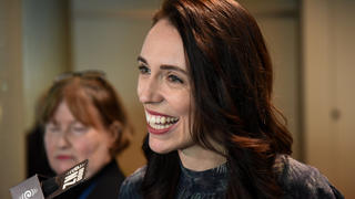 14.07.2021, Neuseeland, Wellington: Jacinda Ardern, Premierministerin von  Neuseeland spricht zu den Medien nach der Veranstaltung des New Zealand Institute of International Affairs im Nationalmuseum Te Papa. Foto: Ben Mckay/AAP/dpa +++ dpa-Bildfunk +++