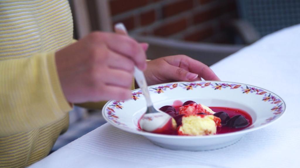 Die Kirschsuppe schmeckt am besten mit Grießpudding.