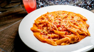Penne mit Tomatensauce, Vodka und Köse