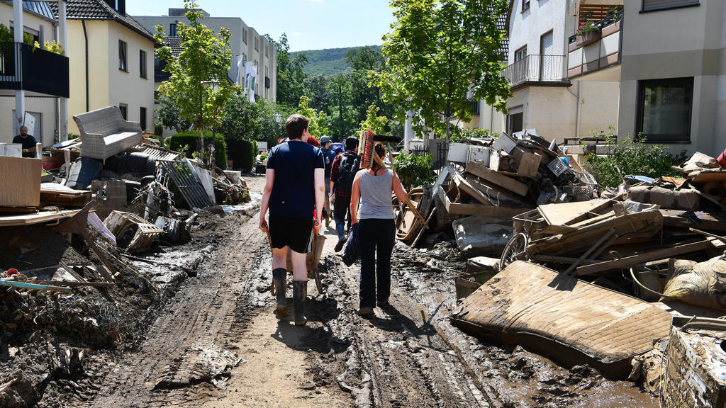 Deutschland, Bad Neuenahr, 21.07.2021 Neben der großen Zahl an Toten und Verletzten im gesamten Kreis Ahrweiler zeigt sich langsam auch das ganze Ausmaß der Schaeden. Allein in der Kreisstadt wuerden die Aufraeumarbeiten wohl mehrere Monate dauern, s