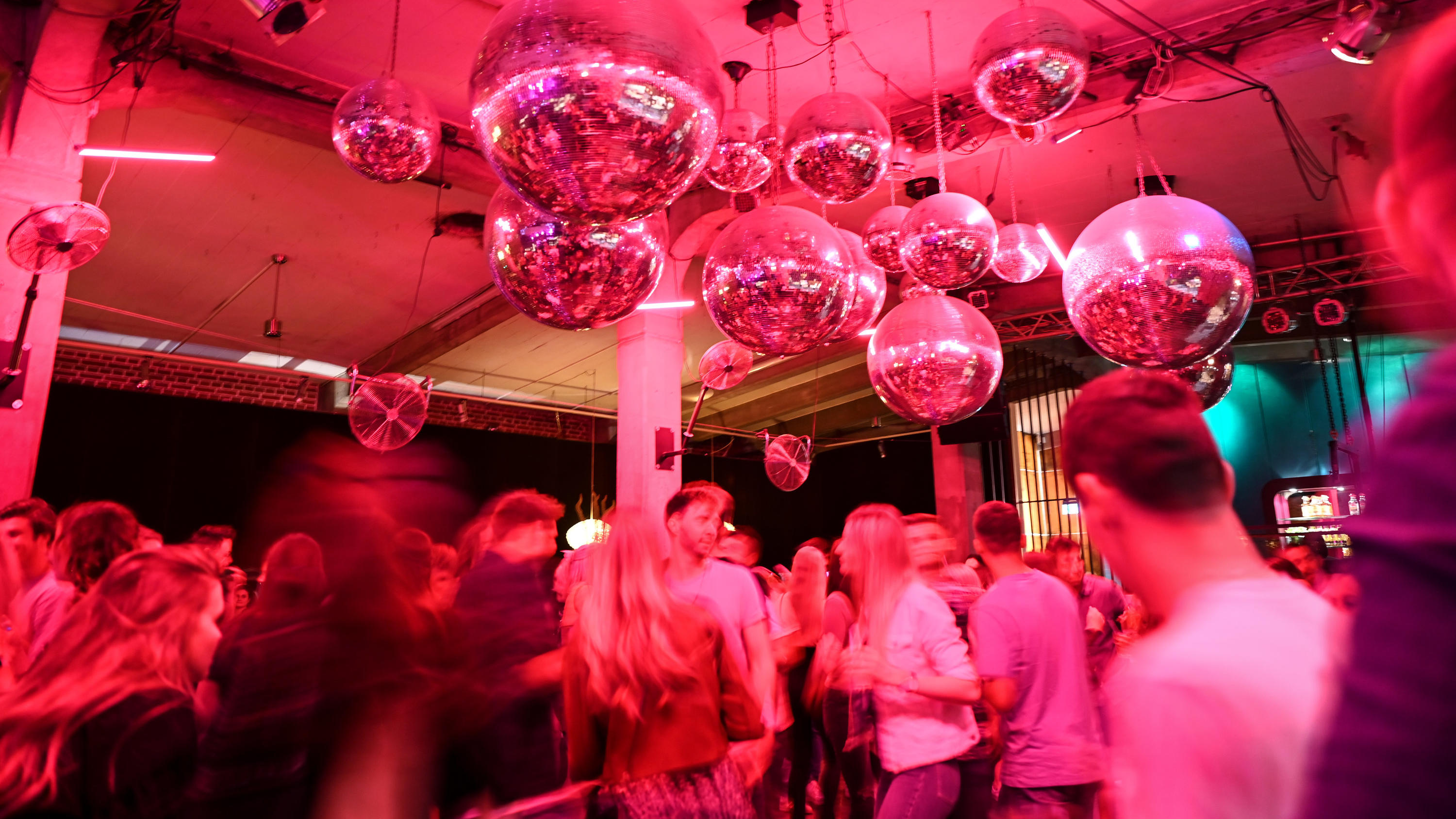 Baden-Württemberg, Ravensburg: Dutzende Menschen tanzen im Club Kantine zur Musik. Dank eines Modellprojektes darf der Ravensburger Club öffnen. (zu dpa «Ravensburg zieht positive Bilanz von Modellprojekt Cluböffnung») Foto: Feli