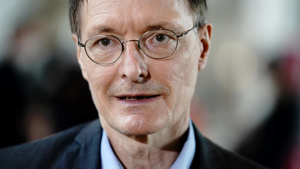 ARCHIV - 24.03.2021, Berlin: Karl Lauterbach, Gesundheitsexperte der SPD, gibt ein Interview im Bundestag. (zu dpa "Corona-Experte Lauterbach schläft seit Pandemie-Beginn zu wenig") Foto: Kay Nietfeld/dpa +++ dpa-Bildfunk +++