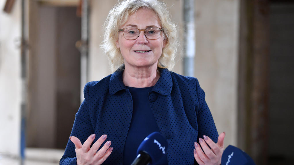 05.07.2021, Thüringen, Weimar: Christine Lambrecht (SPD), Bundesjustizministerin, spricht beim Richtfest vor dem Erweiterungsbau des Hauses der Weimarer Republik. Das 2019 am Weimarer Theaterplatz eröffnete "Haus der Weimarer Republik" wird um einen
