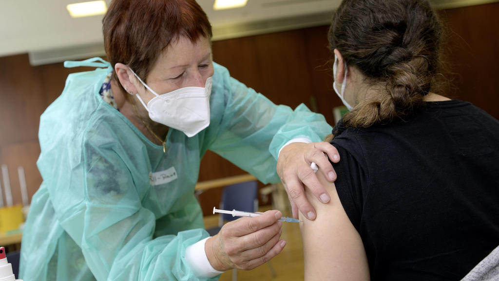 DEU , DEUTSCHLAND : Waehrend der Corona-Krise / Corona-Pandemie werden Buerger im Rathaus von Bonn-Beuel geimpft / Corona-Impfung , 17.07.2021 DEU , GERMANY : During the Corona crisis / Pandemic citizens of Bonn are getting their vaccination in Beue