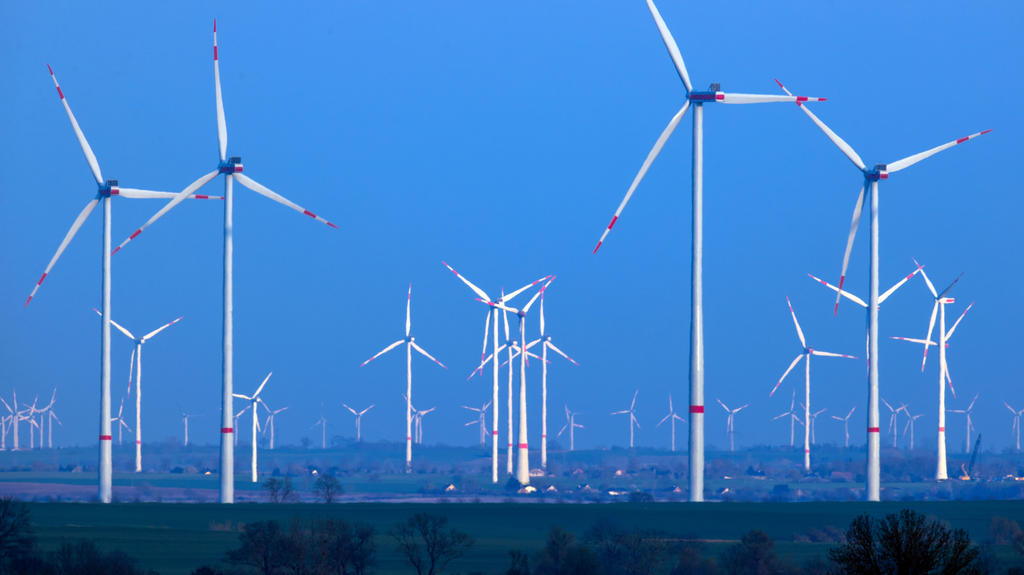 ARCHIV - 28.04.2021, Mecklenburg-Vorpommern, Pasewalk: Windräder drehen sich nach Sonnenuntergang in einem Windpark. (Zu dpa: «Energieverband: Für Klimaschutz pro Jahr 1500 neue Windräder nötig» vom 07.07.2021) Foto: Jens Büttner/dpa-Zentralbild/dpa