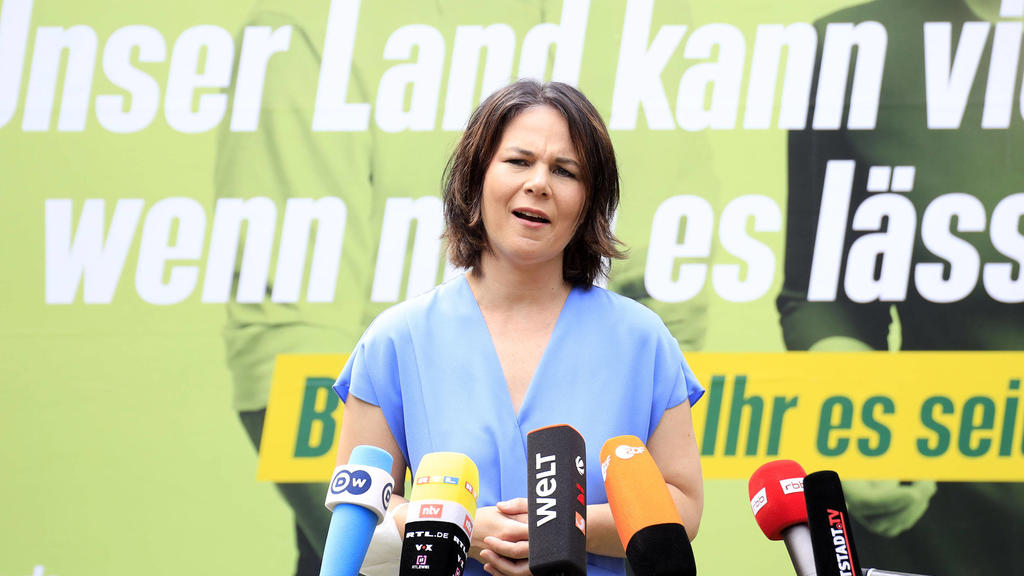 Annalena Baerbock beim Wahlkampfauftakt von Bündnis 90/Die Grünen Brandenburg und der Enthüllung eines Großflächenplakats auf dem Goetheplatz in Wilhelmshorst. Michendorf, 26.07.2021 *** Annalena Baerbock at the campaign launch of Bündnis 90 Die Grü