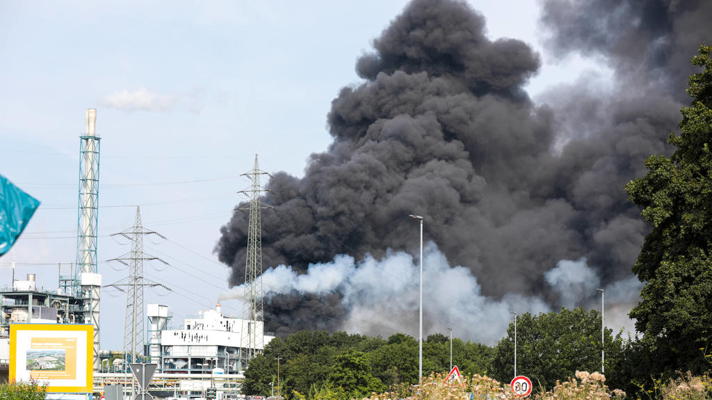 Explosion in Chemiepark Leverkusen Großeinsatz nach Explosion in Chemiepark in Leverkusen Massive Rauchsäule, Bevölkerungswarnung, mehrere Vermisste Leverkusen *** Explosion at chemical park in Leverkusen Large-scale operation after explosion at che