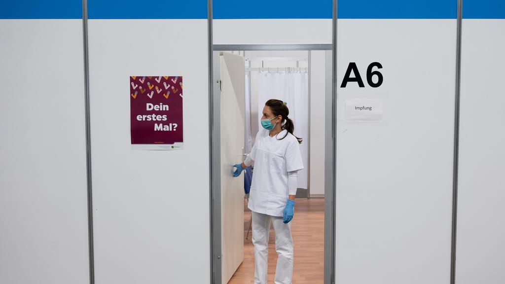 23.07.2021, Sachsen, Löbau: Melanie Ruoff, Impfhelferin, steht im Impfzentrum Löbau vor einer leeren Impfkabine. Sachsens Ministerpräsident Kretschmer hat am gleichen Tag das Impfzentrum besucht um sich über die aktuelle Situation zu informieren. Fot