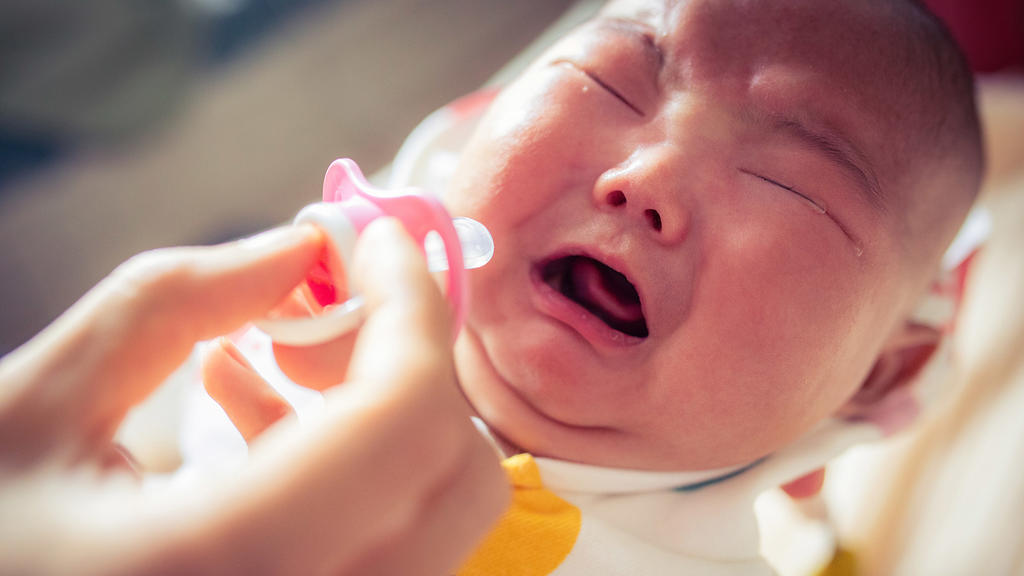 Wenn ein Baby schreit, wirkt ein Schnuller oft Wunder