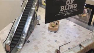 Junge stürzt aus 2.Stock von Rolltreppe in Einkaufszentrum "Town Center" in Aurora, Colorado