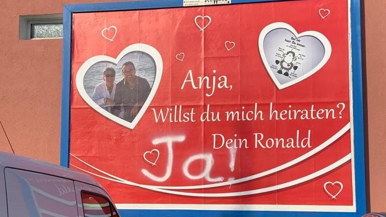 Ronald fragt und Anja sagt: "Ja!" Die Antwort auf den Heiratsantrag hat Anja auf's Plakt gesprüht.