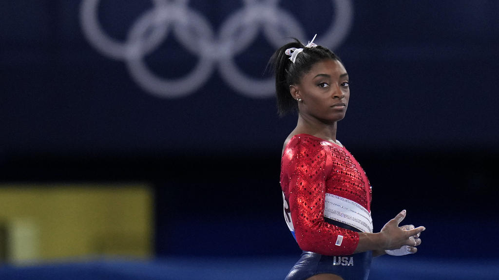 27.07.2021, Japan, Tokyo: Simone Biles aus den USA wartet auf ihren Auftritt am Sprung während des Finales der Kunstturnerinnen bei den Olympischen Sommerspielen 2020. Die viermalige Rio-Olympiasiegerin hat ihre weiteren Starts in den Turn-Finals bei