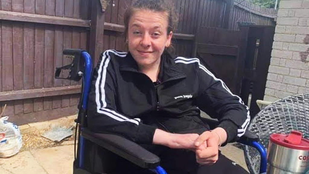 Die 23-jährige Britin muss nach einer halbseitigen Lähmung das Laufen und Sprechen neu lernen.
