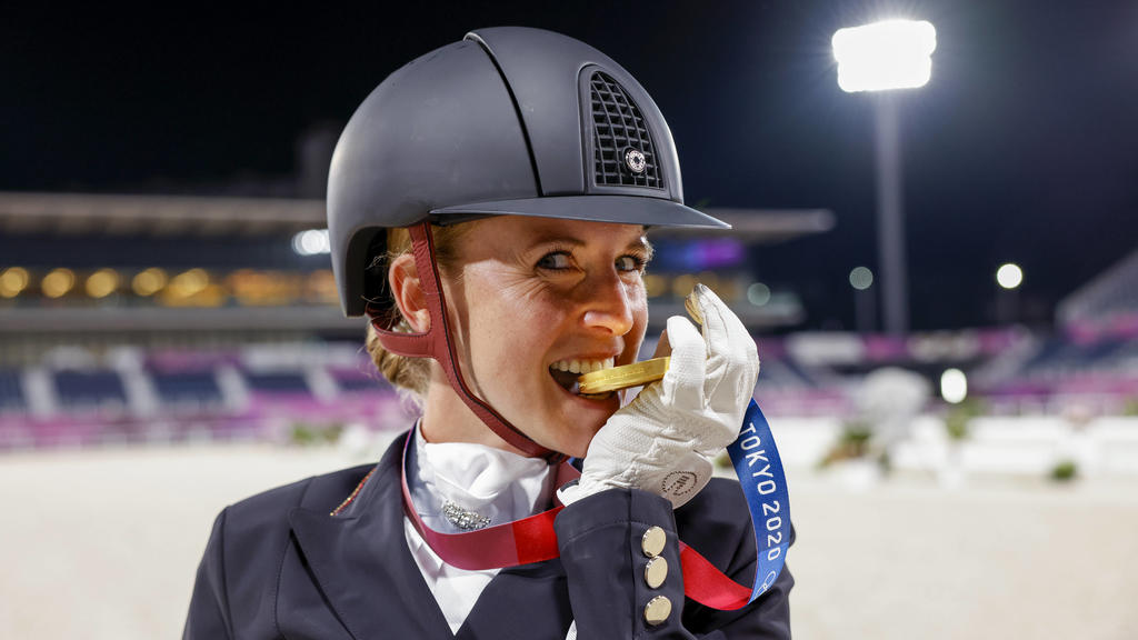 TOKYO - Olympische Spiele / Olympic Games, Olympische Spiele, Olympia, OS 2021, TOKYO - Olympische Spiele / Olympic Games 2021 von BREDOW-WERNDL Jessica GER Grand Prix Kür / Freestyle Medaillenvergabe Einzelentscheidung / Medal ceremony Individual To