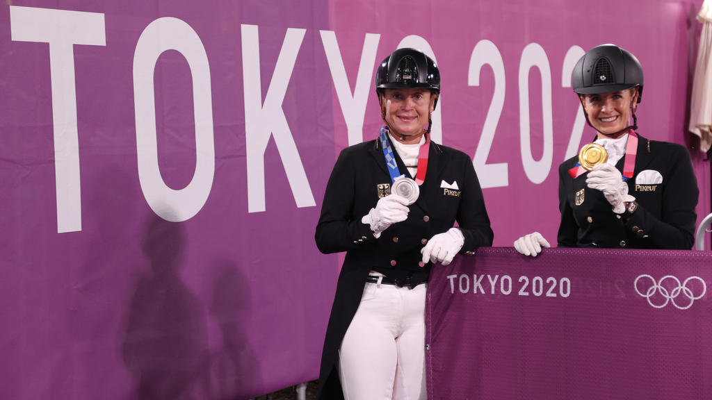 28.07.2021, Japan, Tokio: Pferdesport/Dressur: Olympia, Einzel, Finale im Equestrian Park. Isabell Werth (l) mit ihrer Silbermedaille und Jessica von Bredow-Werndl mit der Goldmedaille. Foto: Friso Gentsch/dpa +++ dpa-Bildfunk +++