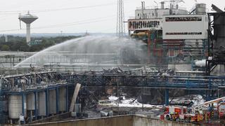 HANDOUT - 28.07.2021, Nordrhein-Westfalen, Leverkusen: Einsatzkräfte der Feuerwehr sind mit Löscharbeiten im Chempark beschäftigt. Nach der Explosion in einer Müllverbrennungsanlage am Vortag geht die Suche nach den Vermissten weiter. Foto: Chempark/Currenta GmbH - ACHTUNG: Nur zur redaktionellen Verwendung im Zusammenhang mit der aktuellen Berichterstattung und nur mit vollständiger Nennung des vorstehenden Credits +++ dpa-Bildfunk +++