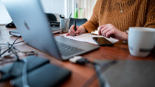 ARCHIV - 19.01.2021, Nordrhein-Westfalen, Oberhausen: Eine Frau sitzt mit einem Laptop an einem Tisch im Homeoffice.        (zu dpa «Arbeitswelt: Zwischen Homeoffice-Blues und neuen Freiheiten») Foto: Fabian Strauch/dpa +++ dpa-Bildfunk +++