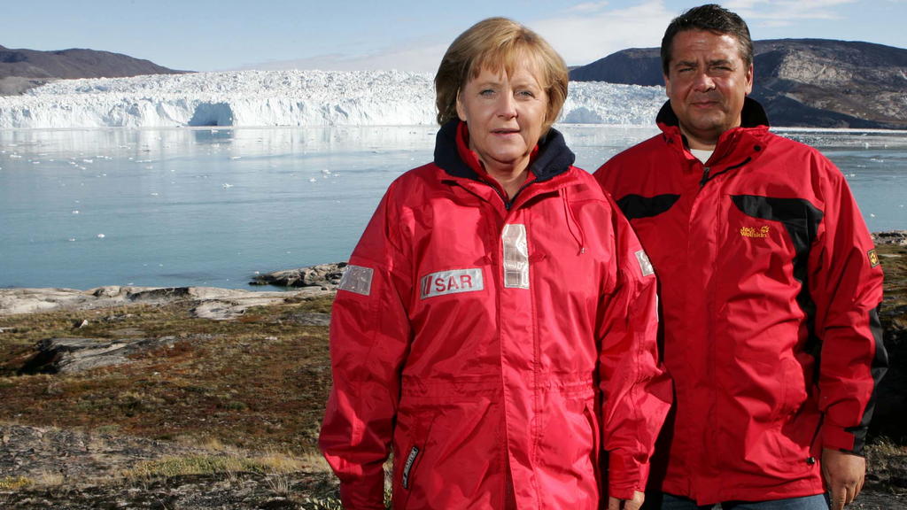 ARCHIV - 17.08.2007, Dänemark, Ilulissat: ARCHIV - Bundeskanzlerin Angela Merkel (CDU) und der damalige Bundesumweltminister Sigmar Gabriel (SPD), aufgenommen vor dem Eqi Gletscher bei Ilulissat in Grönland. (zu dpa Themenpaket zum Ende der Ära Merke