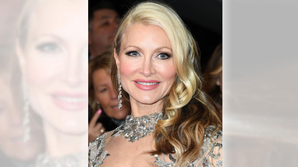 Model Caprice Bourret im Jahr 2020 auf einem roten Teppich.