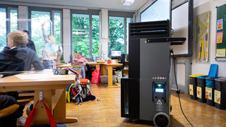 09.07.2021, Bayern, Neubiberg: Ein Luftfilter steht in einem Klassenraum an der Grundschule Neubiberg. Foto: Sven Hoppe/dpa +++ dpa-Bildfunk +++