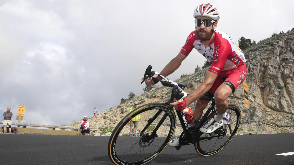 ARCHIV - 07.07.2021, Frankreich, Malaucene: Radsport: UCI WorldTour - Tour de France, Sorgues - Malaucène (198,90 km), 11. Etappe. Der Deutsche Simon Geschke vom Team Cofidis fährt den Mont Ventoux hinunter. (zu «Fall für Diplomatie: Botschaft setzt
