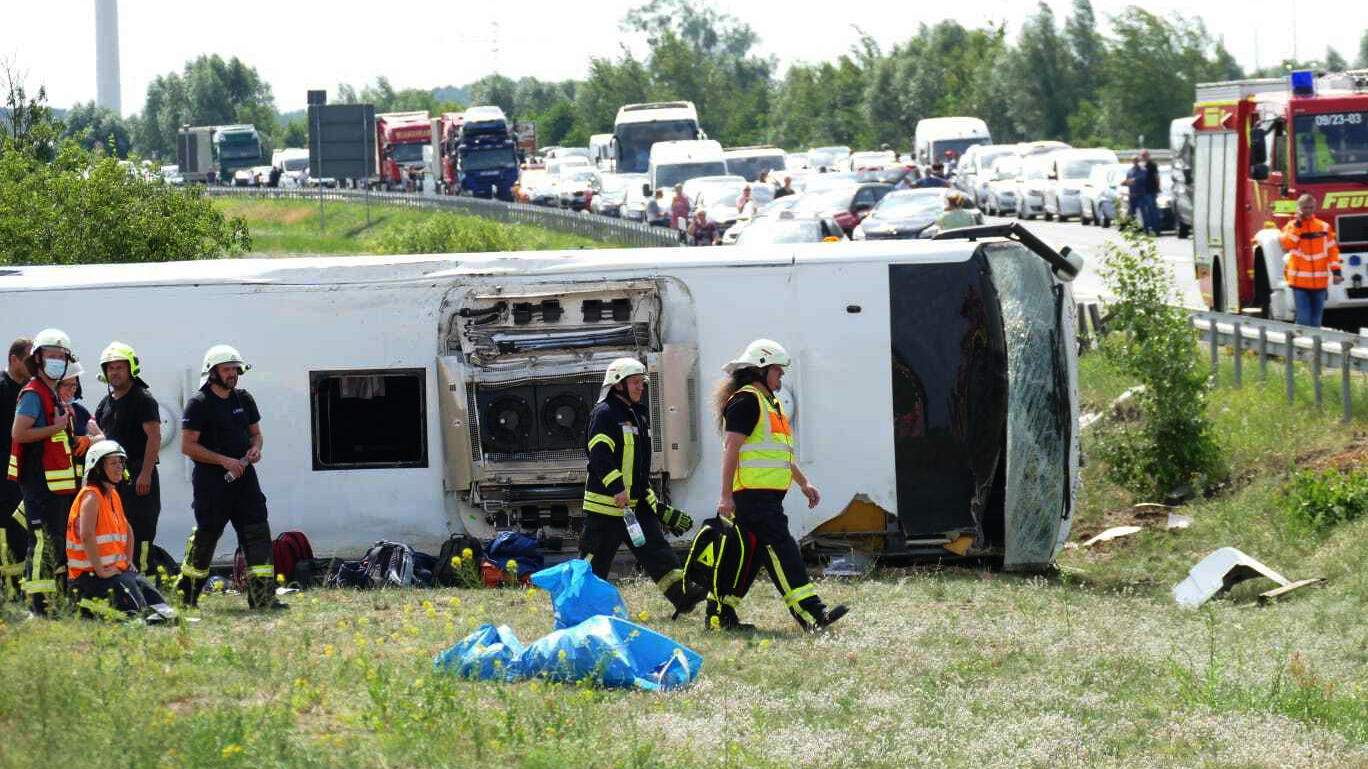 Unfall Auf A13 Bus Uberschlagt Sich Neun Schwerverletzte Autobahn Gesperrt