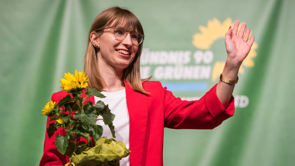 17.07.2021, Saarland, Saarbrücken: Jeanne Dillschneider winkt auf dem Landesparteitag des Landesverbandes Saarland Bündnis 90/Die Grünen nach ihrer Wahl auf den Listenplatz Eins. Der Landesverband wählt die Landesliste zur Bundestagswahl neu. Foto: O