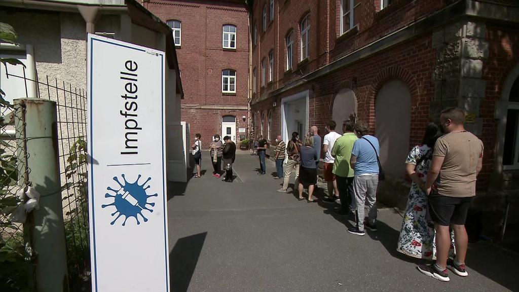 Bis zum Nachmittag kamen nach Angaben der Kassenärztlichen Vereinigung 250 Menschen, um sich neben der Spritze in den Oberarm auch noch die kulinarische Spezialität abzuholen.