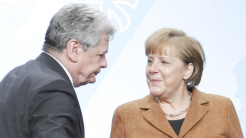Lächelnde Kanzlerin bei Bekanntgabe von Gaucks Kandidatur, vorher sollen die Fetzen geflogen sein
