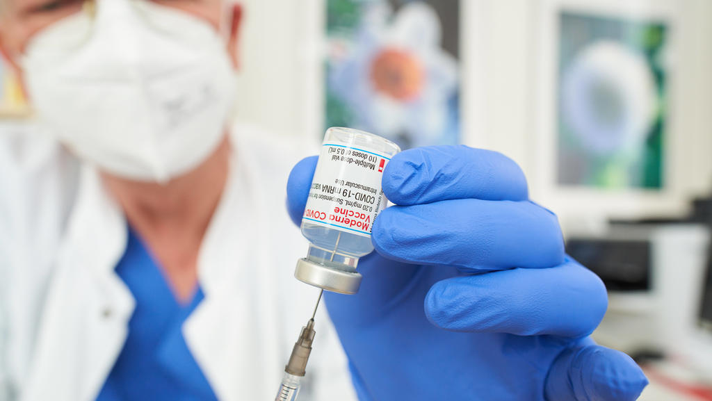 Corona COVID-19 Schutzimpfung mit Moderna Covid-19 mRNA vaccine für Mitarbeiter der Klinik, vaccination for employees at Krankenhaus Kliniken Ostallgäu-Kaufbeuren, Klinikum Kaufbeuren in Kaufbeuren, Bavaria, Germany, January 15, 2021.