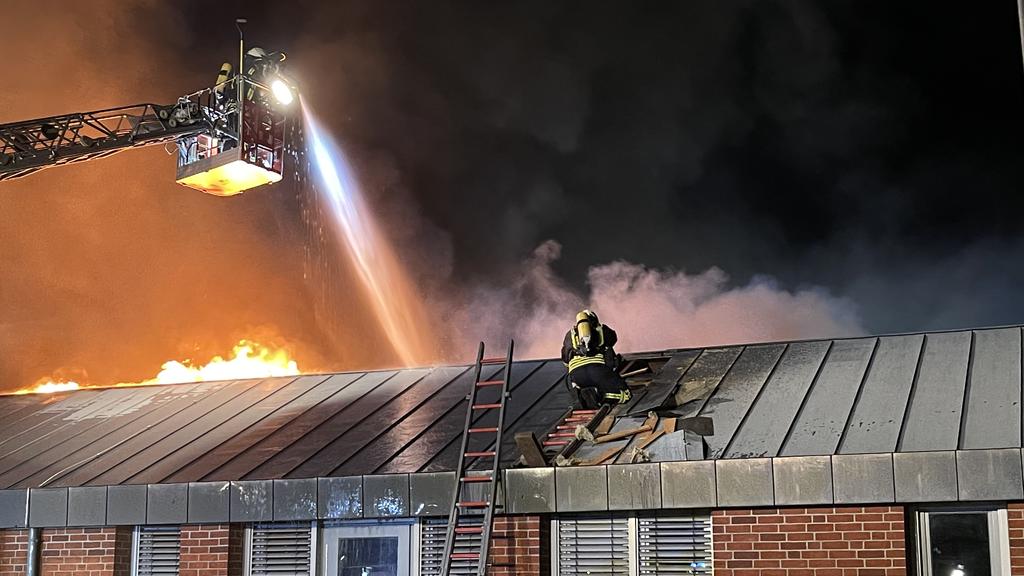 Das Dach der Kita musste erst aufwendig geöffnet werden, bis die Feuerwehrleute die Flammen löschen konnten.