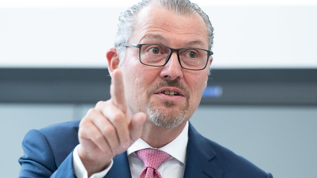 13.07.2021, Baden-Württemberg, Stuttgart: Arbeitgeberpräsident Rainer Dulger spricht bei der Jahrestagung des Verbands Südwestdeutscher Zeitungsverleger (VSZV). (zu dpa: «Arbeitgeber warnen vor steigenden Sozialversicherungsbeiträgen») Foto: Bernd We