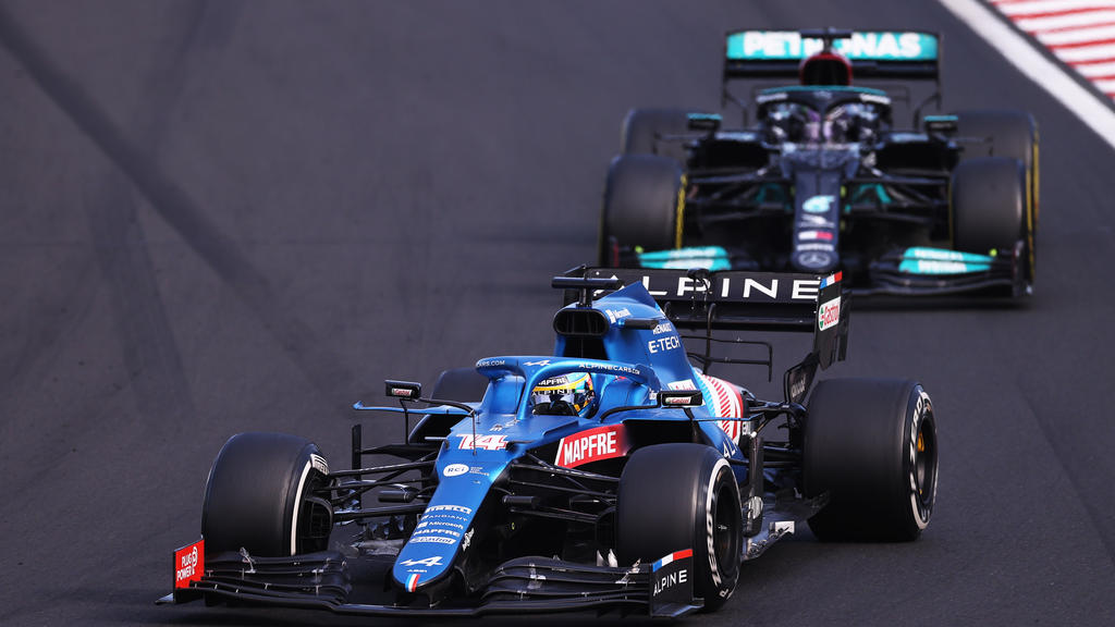 BUDAPEST, HUNGARY - AUGUST 01: Fernando Alonso of Spain driving the (14) Alpine A521 Renault leads Lewis Hamilton of Great Britain driving the (44) Mercedes AMG Petronas F1 Team Mercedes W12 during the F1 Grand Prix of Hungary at Hungaroring on Augus