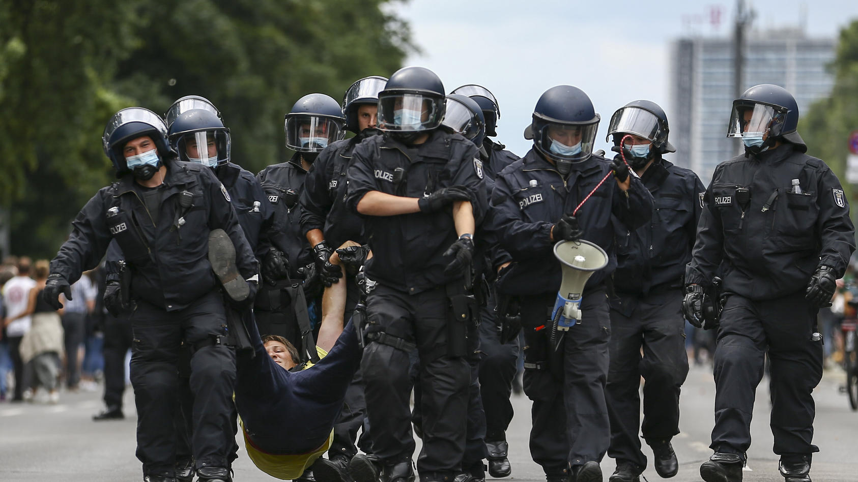 Angriffe Und Widerstand Bei "Querdenker"-Demos: Berliner Polizei ...